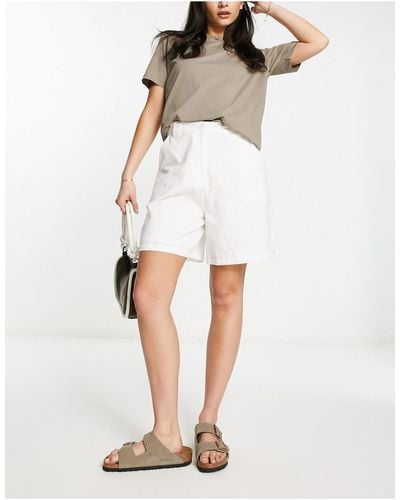 NA-KD X Lydia Tomlinson Midi Linen Shorts - White