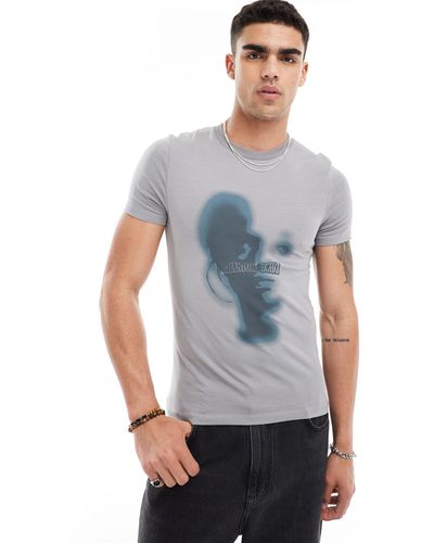 ASOS Camiseta gris lavado entallada con estampado grunge en la parte delantera