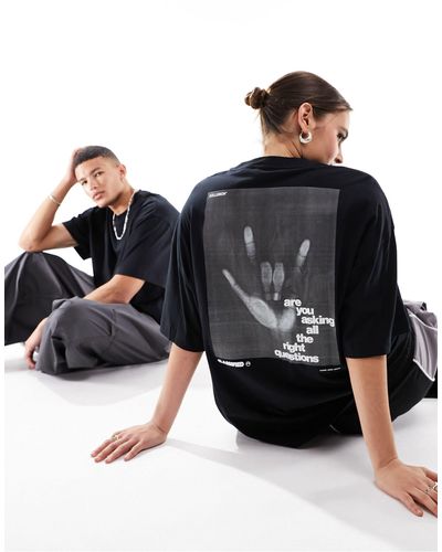 Collusion Unisex - t-shirt nera con stampa fotografica di mano sul retro - Nero