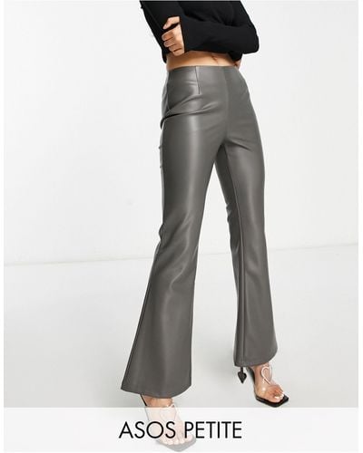 ASOS Asos design petite - pantalon évasé en similicuir - gris