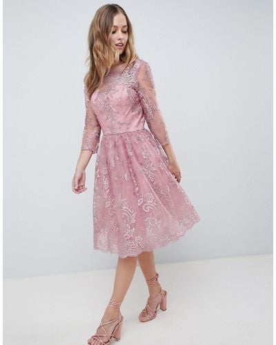 Chi Chi London Premium Geborduurde Midi-jurk Met Lange Mouwen - Roze