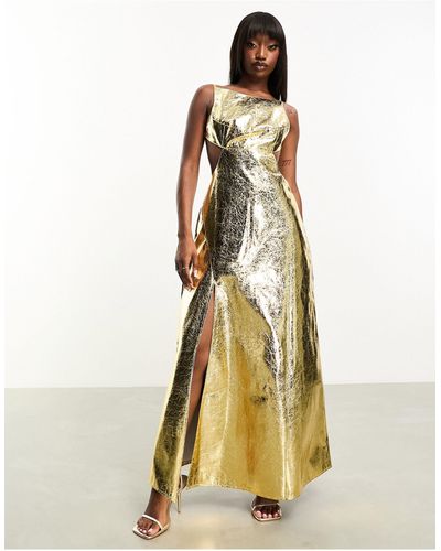 Amy Lynn Vestido largo dorado metalizado con espalda abierta y acabado texturizado lupe - Metálico