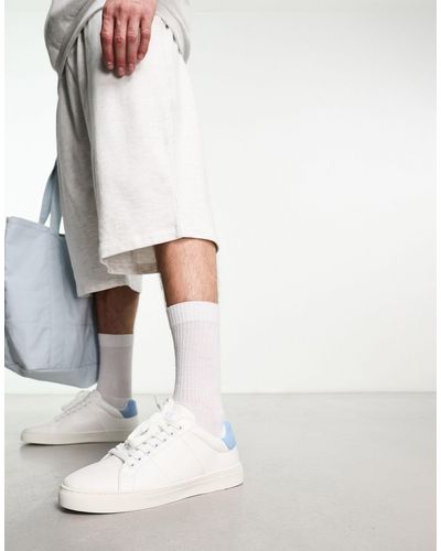 French Connection Sneakers da tennis con tallone a contrasto e celeste - Bianco