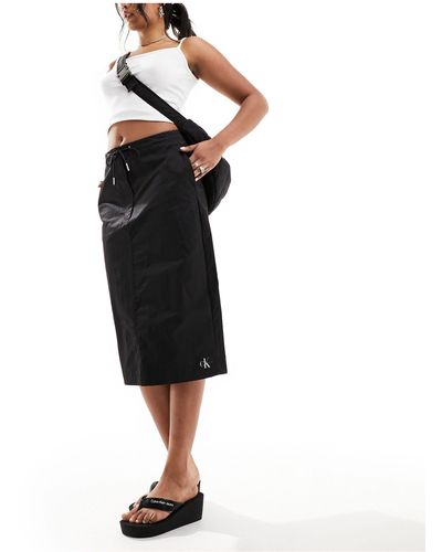Calvin Klein Falda midi negra estilo paracaidista - Negro