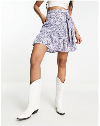 ONLY Minifalda lila cruzada con estampado floral y volantes - Blanco