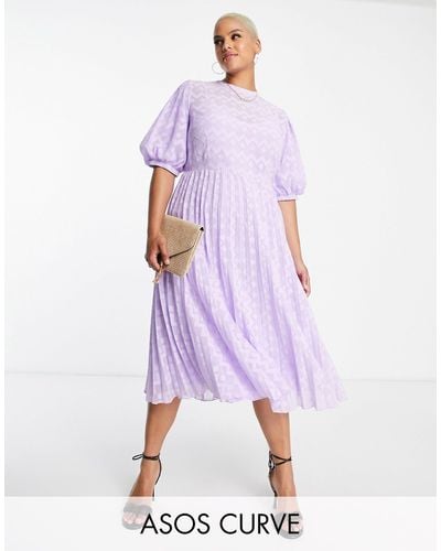 ASOS Asos design curve - robe mi-longue plissée en plumetis à col montant et motif chevrons avec manches bouffantes - lavande - Violet