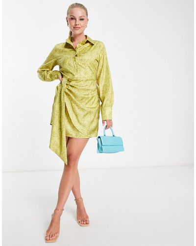 In The Style Vestido camisero corto amarillo verdoso con estampado animal y detalle cruzado de