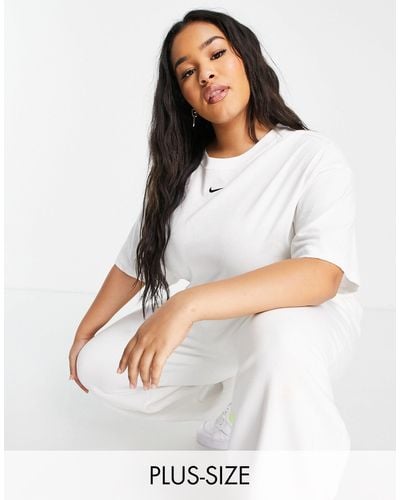 Nike Plus – es oversize-t-shirt mit mittigem swoosh-logo - Weiß