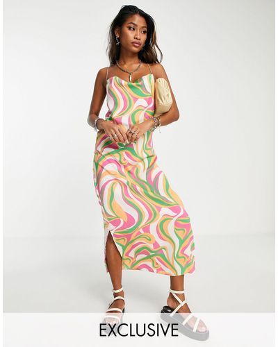ONLY Exclusivité - - robe mi-longue satinée à imprimé tourbillon avec dos échancré et col bénitier - Multicolore
