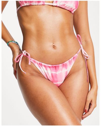 Monki – bikinihose mit seitlichen bindebändchen und batikmuster - Pink