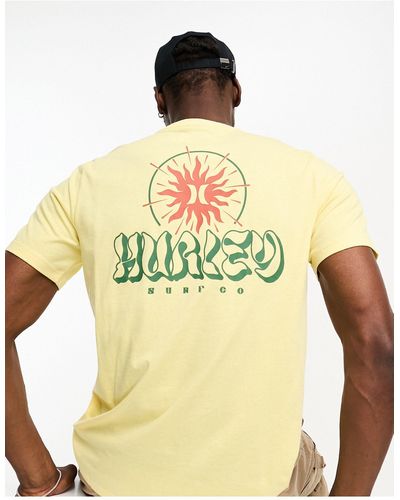 Hurley T-shirt gialla con stampa cosmica sul retro - Metallizzato