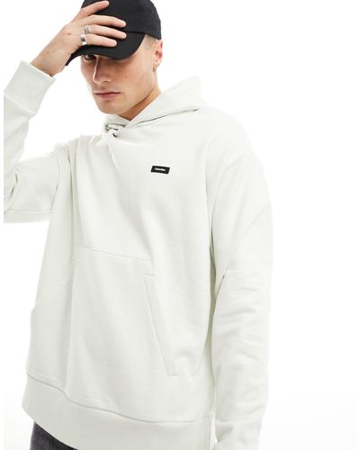 Calvin Klein Felpa bianca con cappuccio vestibilità comoda - Bianco