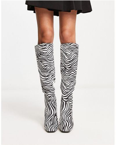 Truffle Collection – kniehohe stiefel mit zebramuster, eckiger zehenpartie und absatz - Mehrfarbig