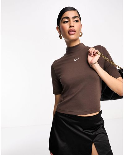 Nike T-shirt marrone barocco a coste con logo piccolo e collo alto