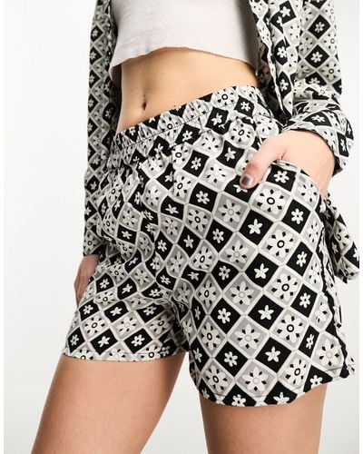 Noisy May – shorts mit elastischem bund und 70er-blumenmuster, kombiteil - Schwarz