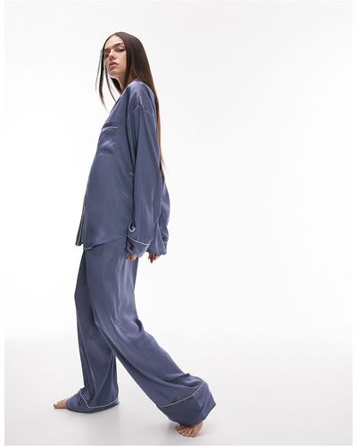 TOPSHOP – paspelierter satin-pyjama aus hemd und hose - Blau
