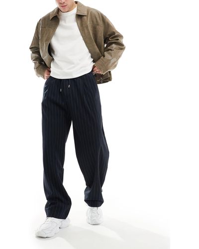 Pull&Bear Pantalon ajusté large à rayures - Bleu