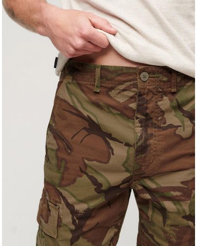 Superdry Pantalon cargo baggy en coton à imprimé camouflage détouré - Marron