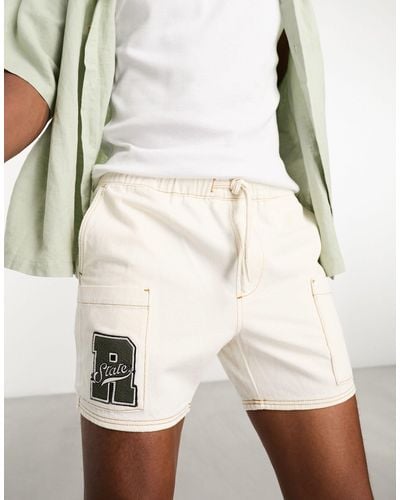 ASOS – schmal geschnittene, kürzere cargo-jeans-shorts - Natur