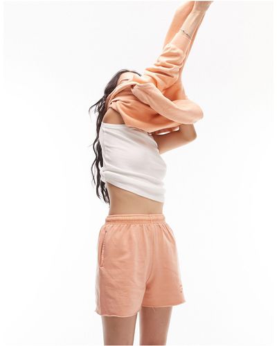 TOPSHOP Joggers cortos color con lavado vintage, bajos sin rematar y estampado "studio exhibition" - Blanco