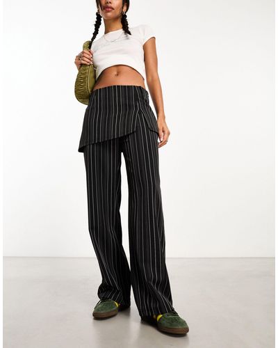 Reclaimed (vintage) Pantalon avec jupe asymétrique superposée à rayures fines - Gris