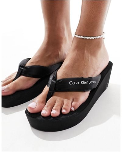 Calvin Klein – mehrfarbige sandalen mit keilabsatz und gepolstertem riemen - Schwarz
