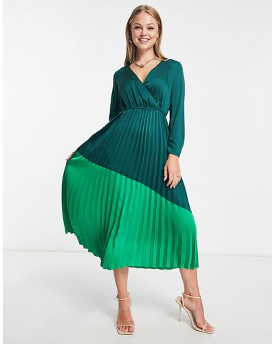 Liquorish Vestido midi con falda plisada y diseño en contraste - Verde