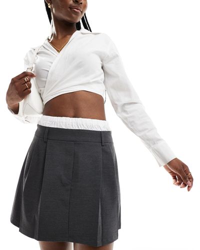 Pimkie Minifalda gris plisada con cinturilla tipo bóxer - Blanco