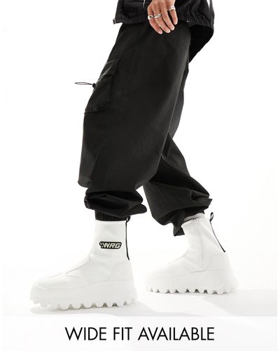ASOS Stivaletti a calza con zip e suola spessa bianchi con dettagli a tema motocross - Nero