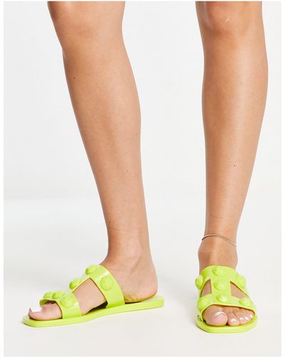 ASOS – fuel – mit nieten besetzte sandalen im pantoletten-stil aus gel - Grün