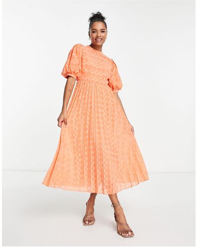 ASOS Asos design petite - robe mi-longue plissée à col montant, manches bouffantes et chevrons en tissu façonné - corail - Orange