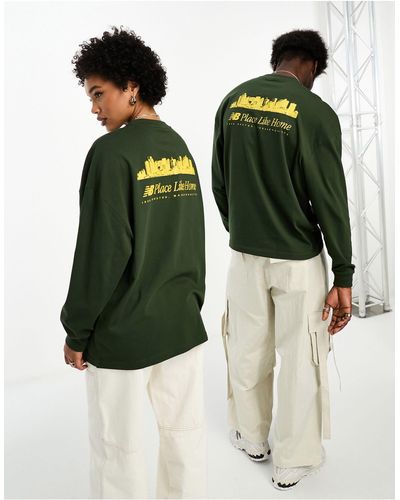 New Balance Exclusivité asos - - nb - t-shirt unisexe oversize à manches longues avec motif place like home - foncé et moutarde - Vert