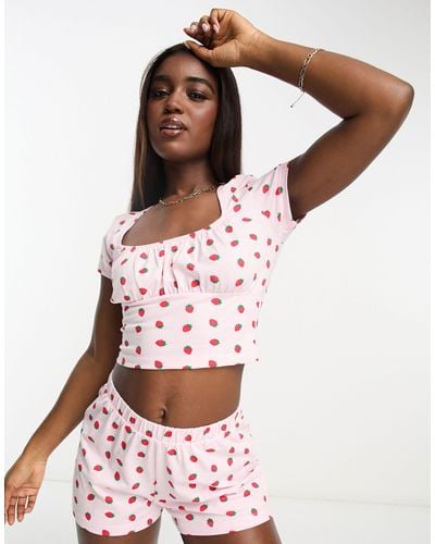 ASOS Top de pijama estilo mesonera con estampado de fresas mix & match de - Rosa