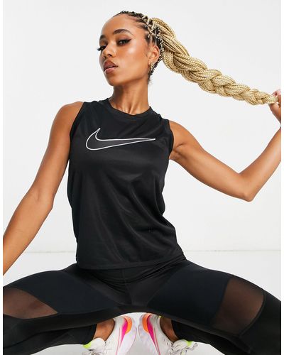 Nike Camiseta negra y blanca sin mangas con logo swoosh run dri-fit - Negro