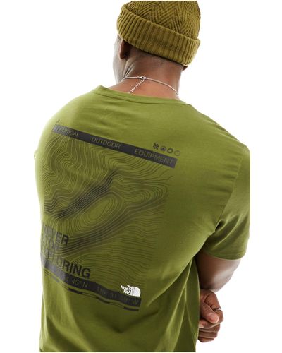 The North Face Camiseta verde oliva con estampado delineado en la espalda foundation mountain lines