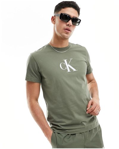 Calvin Klein Camiseta verde con cuello redondo y monograma