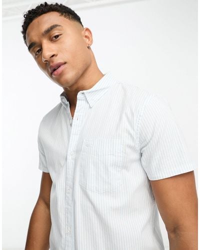 Hollister – gestreiftes kurzarmhemd mit markenlogo und tasche - Weiß