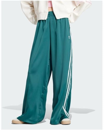 adidas Originals – jogginghose aus em satin mit weitem bein - Grün