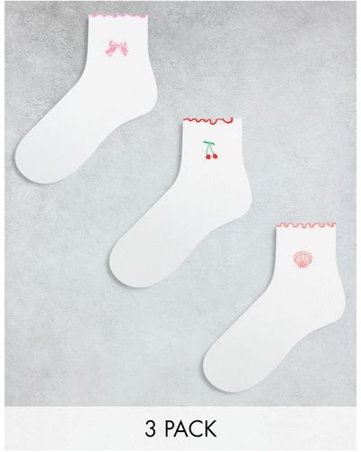 Monki Confezione da 3 paia di calzini bianchi con volant e motivi ricamati rossi, pesca e rosa - Bianco