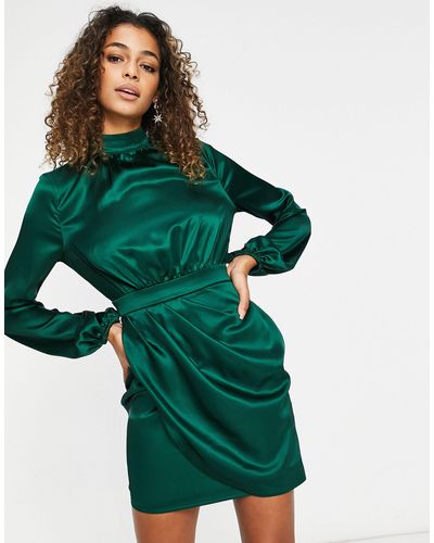 Club L London – minikleid aus satin mit asymmetrischen volumenärmeln - Grün