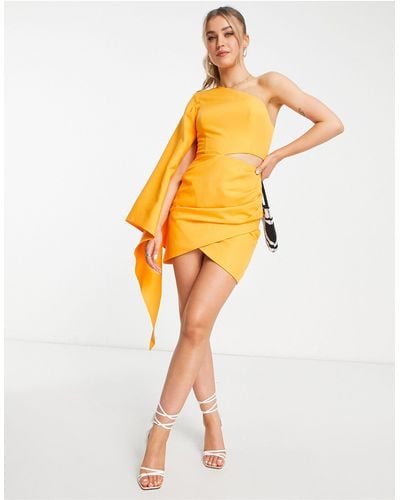 Lavish Alice Vestito corto monospalla con dettaglio a mantella - Arancione