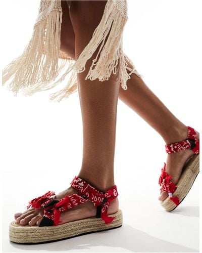 ARIZONA LOVE Trekky - sandales en raphia à imprimé bandana - Rouge