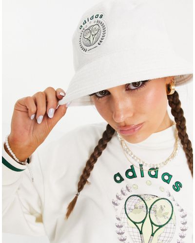 adidas Originals – tennis luxe – anglerhut aus frotteestoff mit logo - Weiß