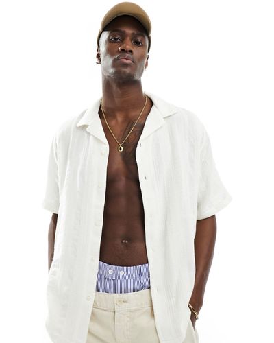 Abercrombie & Fitch Camicia comoda a maniche corte bianca a righe - Bianco