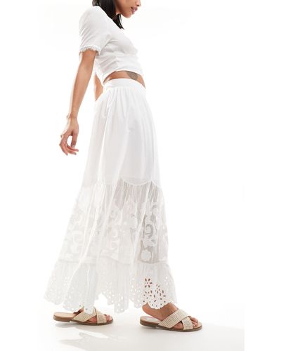Abercrombie & Fitch Falda larga blanca escalonada con diseño calado - Blanco