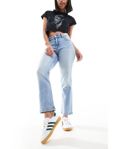 Bershka Jeans a zampa taglio corto medio - Blu