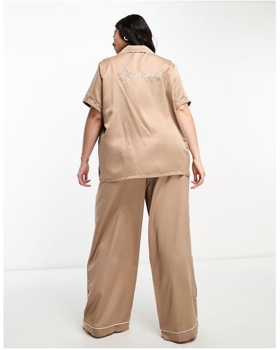 Loungeable Curve - ensemble en satin avec pantalon et chemise à manches courtes et revers avec inscription bridesmaid - taupe - Neutre