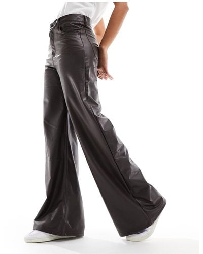 Pull&Bear Pantalon large en similicuir à taille haute - marron foncé - Noir