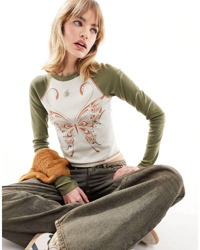 Reclaimed (vintage) T-shirt mini a maniche lunghe con stampa di farfalla - Metallizzato