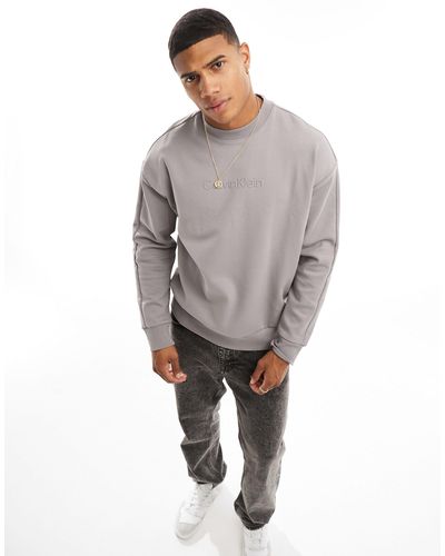 Calvin Klein – bequemes sweatshirt mit logo-prägung - Grau